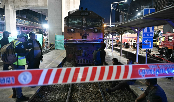 Perlanggaran kereta api kargo dan sebuah bas meragut sekurang-kurangnya lapan nyawa dan mencederakan lebih 30 orang di Bangkok, Thailand/ AFP
