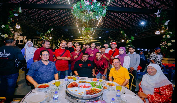 Datuk Seri Ab Rauf Yusoh dalam Majlis Makan Malam Sireh Pulang ke Ganggang di Tanjung Bidara