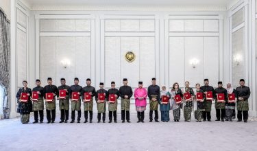 KUALA LUMPUR, 18 Mei -- Yang di-Pertuan Agong Sultan Ibrahim berkenan bergambar bersama ketua-ketua perwakilan yang baharu dilantik pada Istiadat Pengurniaan Watikah Pelantikan kepada bakal ketua-ketua perwakilan Malaysia ke luar negara di Istana Negara hari ini.

-- fotoBERNAMA (2026) HAK CIPTA TERPELIHARA