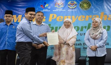 KUALA LUMPUR, 18 Mei -- Isteri Perdana Menteri merangkap Ahli Parlimen Bandar Tun Razak Datuk Seri Dr Wan Azizah Wan Ismail (dua, kanan) melakukan gimik penyerahan lembu korban kepada wakil Masjid Al-Muqarrabin Bandar Tasik Selatan, Ahmad Ammar Muzakir Ahmad Hadiri (dua, kiri) pada Majlis Penyerahan Lembu Korban Parlimen Bandar Tun Razak di Masjid Saidina Othman Ibn Affan hari ini.

--fotoBERNAMA (2026) HAK CIPTA TERPELIHARA