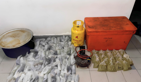Hasil serbuan 95 bungkusan daun ketum, sebuah tong plastik dan tong gas, satu set dapur memasak serta wang tunai berjumlah RM1,800/Foto PGA