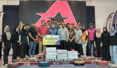 Datuk Dr Fathul Bari Mat Jahya (tengah) pada Majlis Penyerahan Sumbangan ABATA kepada Persatuan Angkat Berat Perlis  di Dewan Pertubuhan Anak Yatim Mak Teh, Kangar