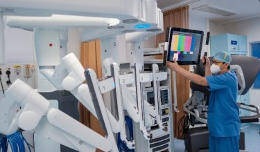 JOHOR BAHRU, 20 Sept -- Jururawat KPJ Johor Specialist Hospital Fakhrurradzi Khaidzir melakukan pemeriksaan ke atas alatan robotik Da Vinci sebelum digunakan dalam prosedur pembedahan di sin hari ini.

KPJ Johor Specialist Hospital merupakan antara hospital terawal di Malaysia yang menggunakan teknologi pembedahan robotik Da Vinci dalam prosedur perubatan.

Teknologi pembedahan robotik Da Vinci membolehkan prosedur dilakukan dengan lebih tepat, mengurangkan kesakitan selepas pembedahan, tempoh pemulihan lebih singkat serta risiko komplikasi yang rendah.

--fotoBERNAMA (2025) HAK CIPTA TERPELIHARA