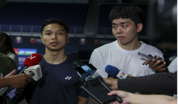 Pemain beregu negara, Arif Junaidi dan Yap Roy King ketika sesi mencuba  gelanggang / BERNAMA
