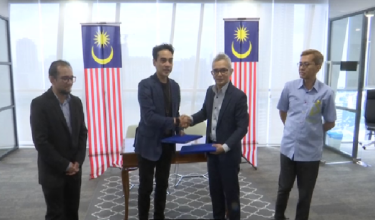 Ketua Pengarah Penyiaran, Ashwad Ismail (kiri) bersama Dekan Fakulti Komunikasi dan Pengajian Media UiTM, Prof Dr Abd Rasid Abd Rahman (Kanan) selepas memeterai nota kerjasama kedua-dua pihak/ RTM