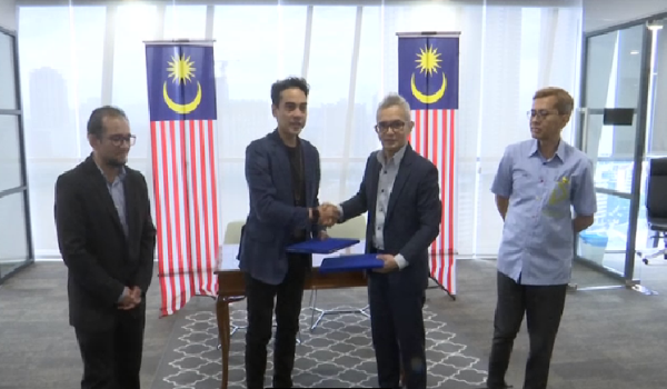 Ketua Pengarah Penyiaran, Ashwad Ismail (kiri) bersama Dekan Fakulti Komunikasi dan Pengajian Media UiTM, Prof Dr Abd Rasid Abd Rahman (Kanan) selepas memeterai nota kerjasama kedua-dua pihak/ RTM