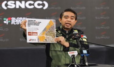 SEPANG, 15 Mei -- Ketua Pengarah Sumud Nusantara Command Center (SNCC) Datuk Dr Sani Araby Abdul Alim Araby menunjukan peta terkini Gaza pada sidang media khas mengenai perkembangan terkini Misi Global Sumud Flotilla 2026 di SNCC hari ini.

--fotoBERNAMA (2026) HAK CIPTA TERPELIHARA