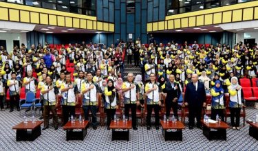 Prof. Md Amin (tengah) bergambar bersama barisan pengurusan tertinggi dan warga universiti pada Majlis Executive Talk 5.0: Kelestarian Kewangan UPSI Pasca Krisis Asia Barat di Auditorium Utama, Kampus Sultan Abdul Jalil Shah/Foto UPSI