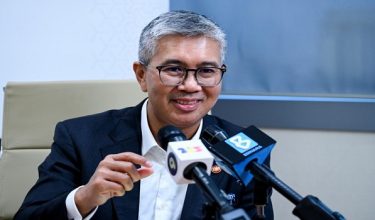 KUALA LUMPUR, 2 Dis -- Menteri Pelaburan, Perdagangan dan Industri, Tengku Datuk Seri Zafrul Abdul Aziz, bercakap dalam satu temu bual khas di Kementerian Pelaburan, Perdagangan dan Industri (MITI), semalam.

Tengku Zafrul yang akan menamatkan tugas sebagai Menteri Pelaburan, Perdagangan dan Industri berkuatkuasa hari ini dan bakal menggalas jawatan baharu.

--fotoBERNAMA (2025) HAK CIPTA TERPELIHARA
