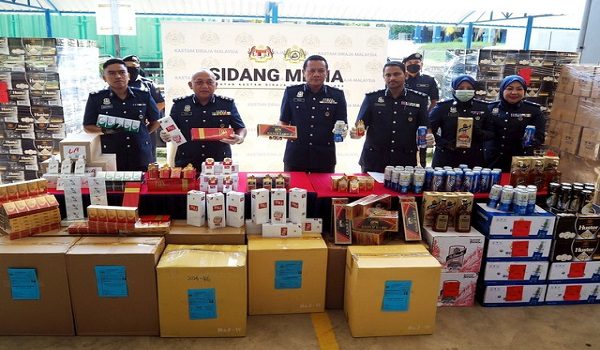 MELAKA, 18 Jun -- Pengarah Kastam Melaka Roslan Yusoff (tengah) menunjukkan antara rokok dan minuman keras yang dirampas pada sidang media di Ayer Keroh hari ini.

Jabatan Kastam Diraja Malaysia (JKDM) Melaka berjaya menumpaskan kegiatan penyeludupan rokok, minuman keras dan e-waste menerusi empat kes berasingan melibatkan nilai rampasan keseluruhan RM13.42 juta termasuk duti dan cukai hasil beberapa operasi penguatkuasaan yang dijalankan antara April dan Mei lepas.

--fotoBERNAMA (2026) HAK CIPTA TERPELIHARA