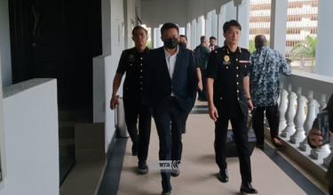 Iliyas Jamil, 42 (tengah) mengaku tidak bersalah di Mahkamah Sesyen di sini hari ini atas tujuh pertuduhan rasuah berjumlah RM1.45 juta