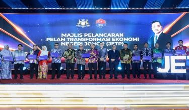 JOHOR BAHRU, 18 Jun -- Menteri Besar Johor Datuk Onn Hafiz Ghazi bersama Setiausaha Kerajaan Negeri (SUK) Johor Datuk Mohammed Ridha Abd Kadir (tujuh, kiri) serta barisan pegawai daerah bergambar sambil menunjukkan Pelan Transformasi Ekonomi Negeri Johor (JETP) pada majlis pelancaran pelan tersebut di Pusat Konvensyen Antarabangsa Persada di sini hari ini.

--fotoBERNAMA (2026) HAK CIPTA TERPELIHARA