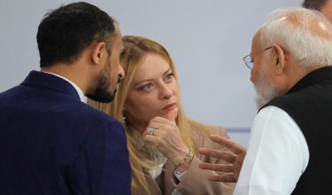 Perdana Menteri Itali, Giorgia Meloni (tengah) bercakap dengan rakan sejawatannya dari India, Narendra Modi di Sidang Kemuncak G7 di sini./ Foto AFP