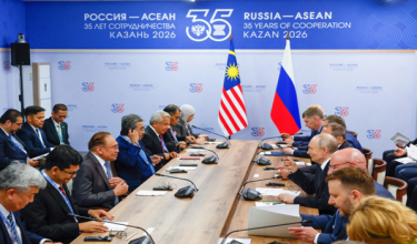 Perdana Menteri Datuk Seri Anwar Ibrahim dan Presiden Rusia Vladimir Putin menyampaikan ucapan pembukaan sesi pertemuan dua hala di luar Sidang Kemuncak Peringatan ASEAN-Rusia di sini. / Foto BERNAMA