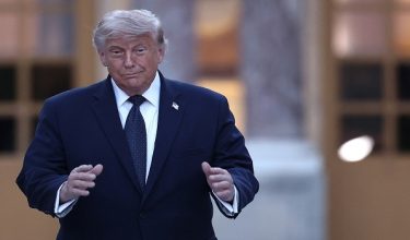 Presiden Amerika Syarikat, Donald Trump dilapor menandatangani MoU tersebut pada majlis makan malam bersama Presiden Perancis Emmanuel Macron di Istana Versailles selepas Sidang Kemuncak G7. / Foto AFP