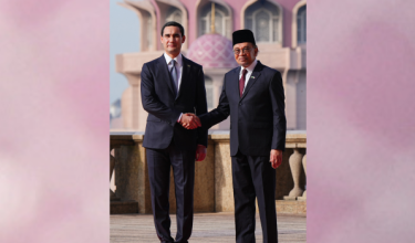 Presiden Turkmenistan, Serdar Berdimuhamedow (kiri) bersalaman dengan Perdana Menteri, Datuk Seri Anwar Ibrahim sebelum pertemuan kedua-dua pemimpin di Putrajaya pada 19 Disember 2024. (Foto Vincent Thian / POOL / AFP)