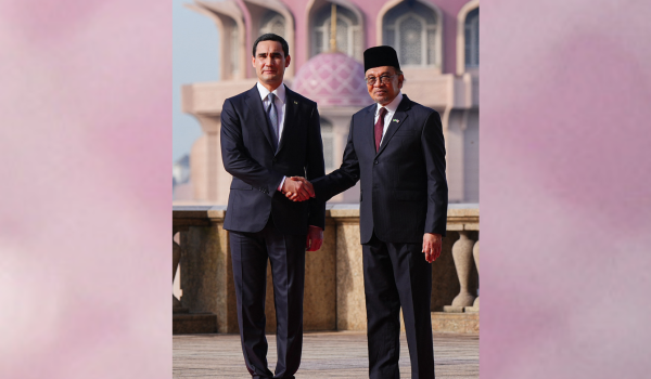 Presiden Turkmenistan, Serdar Berdimuhamedow (kiri) bersalaman dengan Perdana Menteri, Datuk Seri Anwar Ibrahim sebelum pertemuan kedua-dua pemimpin di Putrajaya pada 19 Disember 2024. (Foto Vincent Thian / POOL / AFP)