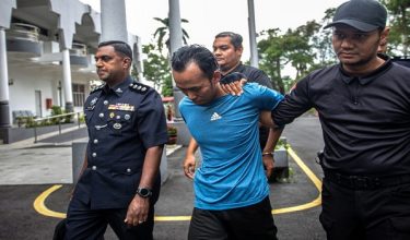 BATU GAJAH, 18 Jun -- Tukang kebun Mohammad Farizzal Fazly Mohd Zulkifly, 30, didakwa di Mahkamah Majistret hari ini atas pertuduhan membunuh seorang pekerja kontraktor pada minggu lepas. 

Tertuduh Mohammad Farizzal hanya mengangguk faham selepas pertuduhan itu dibacakan di hadapan Majistret Mohd Harith Mohd Mazlan. 

Mengikut pertuduhan, tertuduh didakwa telah melakukan bunuh dengan menyebabkan kematian kepada Muhammad Fahmi Abdullah yang berusia 29 tahun, di  tepi Jalan Utama, Jalan Trans Perak dalam daerah Kinta antara 4.30 hingga 5.49 pagi pada 10 Jun lepas. 

--fotoBERNAMA (2026) HAK CIPTA TERPELIHARA