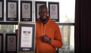 Bekas pelari pecut dunia, Usain Bolt bersama-sama anugerah Icon Guinness World Records / Foto REUTERS