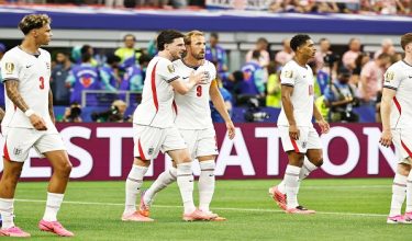 Kapten England, Harry Kane diraikan rakan sepasukan selepas berjaya meledak gol dalam aksi pembukaan Kumpulan L menentang Croatia. / Foto Reuters