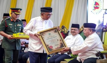 KANGAR, 18 Jun -- Raja Perlis Tuanku Syed Sirajuddin Jamalullail berkenan menyampaikan pengurniaan Tokoh Maal Hijrah bagi negeri Perlis kepada Ahli Lembaga Yayasan Tuanku Syed Putra (YTSP) Datuk Izham Mahmud pada Majlis Maal Hijrah 1448H/2026M Peringkat Negeri Perlis di Dewan 2020, di sini hari ini.

Turut berangkat Raja Muda Perlis Tuanku Syed Faizuddin Putra Jamalullail.

-- fotoBERNAMA (2026) HAK CIPTA TERPELIHARA