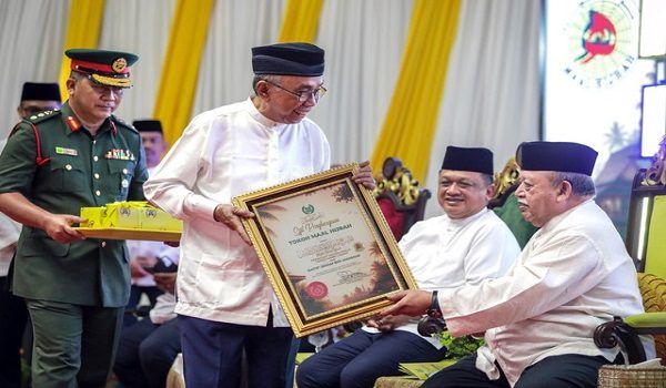 KANGAR, 18 Jun -- Raja Perlis Tuanku Syed Sirajuddin Jamalullail berkenan menyampaikan pengurniaan Tokoh Maal Hijrah bagi negeri Perlis kepada Ahli Lembaga Yayasan Tuanku Syed Putra (YTSP) Datuk Izham Mahmud pada Majlis Maal Hijrah 1448H/2026M Peringkat Negeri Perlis di Dewan 2020, di sini hari ini.

Turut berangkat Raja Muda Perlis Tuanku Syed Faizuddin Putra Jamalullail.

-- fotoBERNAMA (2026) HAK CIPTA TERPELIHARA