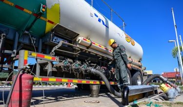 KUALA TERENGGANU, 1 Julai -- Seorang petugas mengendalikan operasi trak tangki minyak diesel ketika ditemui di Stesen Minyak Petronas Tok Adis hari ini.

Diesel yang dapat dibeli pada harga subsidi bermula hari ini mendapat reaksi positif daripada pelbagai golongan masyarakat.

--fotoBERNAMA (2026) HAK CIPTA TERPELIHARA