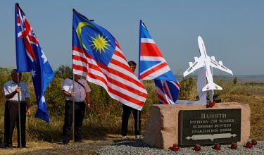 Orang ramai berhimpun sambil mengibarkan bendera di sebuah tugu peringatan di Hrabove, wilayah Donetsk bagi memperingati ulang tahun ke-11 tragedi penerbangan Malaysia Airlines MH17/ Foto REUTERS