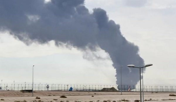 Sebuah loji jana kuasa terbakar di Kuwait. Foto/AFP