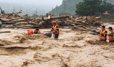 Pasukan penyelamat terperangkap dalam arus deras. Foto/AFP