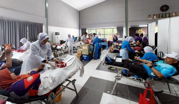 MELAKA, 7 Feb -- Orang ramai tidak melepaskan peluang menderma darah pada Karnival Kesihatan MADANI Jom Sihat 2026 di sini hari ini. 

Karnival berkenaan menyediakan pelbagai perkhidmatan termasuk saringan kesihatan percuma, khidmat nasihat pemakanan, penjagaan kesihatan mental, pemeriksaan pergigian, panduan penggunaan ubat-ubatan serta pendidikan keselamatan makanan. 

--fotoBERNAMA (2026) HAK CIPTA TERPELIHARA