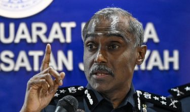 KUALA LUMPUR, 29 Dis -- Pengarah Jabatan Siasatan Jenayaah (JSJ) Bukit Aman Datuk M. Kumar bercakap mengenai kejayaan melumpuhkan kegiatan Geng Rusaboy menerusi operasi khas iaitu Op Tiga pada sidang media di Ibu Pejabat Polis Bukit Aman hari ini.

--fotoBERNAMA (2025) HAK CIPTA TERPELIHARA
