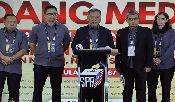 SEREMBAN, 18 Julai -- Pengerusi Suruhanjaya Pilihan Raya (SPR) Datuk Seri Ramlan Harun (tengah) ketika sidang media pada penamaan calon sempena Pilihan Raya Negeri (PRN) Negeri Sembilan ke-16 hari ini di Wisma Persekutuan Seremban hari ini.

Turut sama Timbalan Pengerusi SPR Dr. Azmi Sharom (dua kiri) dan Setiausaha SPR Datuk Khairul Shahril Idrus (dua kanan).

--fotoBERNAMA (2026) HAK CIPTA TERPELIHARA
