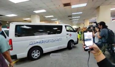 Van jenazah UPSI yang membawa Jenazah Allahyarham Nur Farah Kartini Abdullah ke Pekan, Pahang
