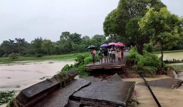 Laluan penduduk di Kendrapara, Odisha musnah akibat banjir susulan tebing Sungai Kani pecah/ REUTERS