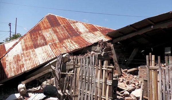 Keadaan selepas gempa di Nusa Tenggara Timur, Indonesia/ REUTERS