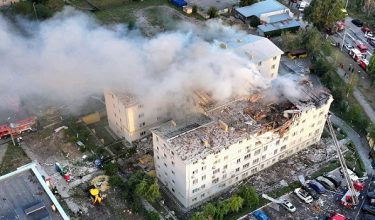 Sebuah bangunan pangsapuri di Kharkiv musnah akibat serangan udara Rusia / Foto REUTERS