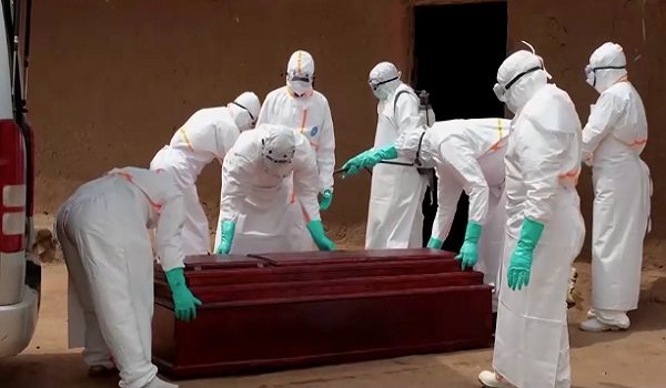 Pengurusan mayat yang dijangkiti wabak Ebola di Republik Demokratik Congo (DRC)/ REUTERS