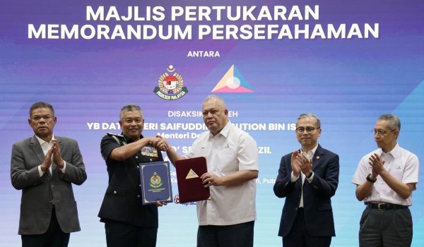 Menteri Dalam Negeri Datuk Seri Saifuddin Nasution Ismail (dua, kiri) dan Menteri Komunikasi Datuk Seri Fahmi Fadzil (dua, kanan) menyaksikan pertukaran dokumen MoU/Foto BERNAMA