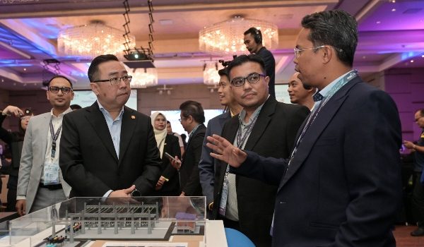 KUALA LUMPUR, 18 Ogos -- Menteri Sains, Teknologi dan Inovasi (MOSTI), Datuk Chang Lih Kang (dua,kiri) melawat reruai pameran pada Majlis Perasmian MBOT Experts Network in Technology, Innovation and Cooperative Event (ENTICE) 2026 di sebuah hotel hari ini.


--fotoBERNAMA (2026) HAK CIPTA TERPELIHARA