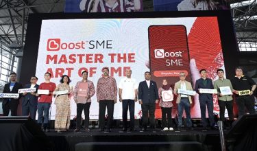 KUALA LUMPUR, Aug 18 -- Digital Minister Gobind Singh Deo poses for a group photograph with strategic partners during the launching gimmick of  Boost SME Platform Launch at KL Sentral here today.

Also present Group Chief Executive Officer and Managing Director Axiata Group Berhad, Nik Rizal Kamil (sixth, right) and Group CEO of Boost, Sheyantha Abeykoon (sixth, left).

-- fotoBERNAMA (2026) COPYRIGHT RESERVED