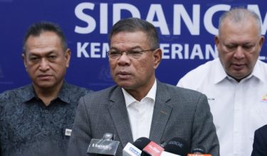 PUTRAJAYA, 18 Ogos -- Menteri Dalam Negeri Datuk Seri Saifuddin Nasution Ismail (tengah)   bercakap pada sidang media selepas Majlis Pertukaran Dokumen Perjanjian Persefahaman (MoU) antara Jabatan Imigresen Malaysia (JIM) dan Suruhanjaya Komunikasi dan Multimedia Malaysia (MCMC) di Kompleks Setia Perkasa hari ini.


Turut kelihatan Ketua Setiausaha Kementerian Dalam Negeri (KDN) Datuk Dr Awang Alik dan Pengerusi Suruhanjaya Komunikasi dan Multimedia Malaysia (MCMC) Tan Sri Mohamad Salim Fateh Din (kanan).

--fotoBERNAMA (2026) HAK CIPTA TERPELIHARA