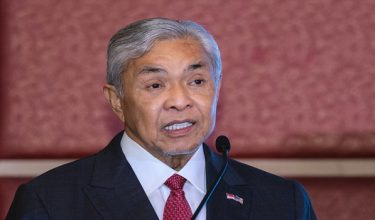KUALA LUMPUR, 13 Julai -- Timbalan Perdana Menteri merangkap Menteri Kemajuan Desa dan Wilayah Datuk Seri Dr Ahmad Zahid Hamidi berucap pada Majlis Amanat Bersama Kontinjen TVET@KKDW Ke Worldskills Shanghai 2026 di sebuah hotel hari ini.

--fotoBERNAMA (2026) HAK CIPTA TERPELIHARA