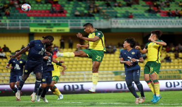 Aksi pemain KDA FC ketika menentang Negeri Sembilan FC (NSFC) pada perlawanan kedua-dua pasukan di Stadium Darul Aman/Foto BERNAMA