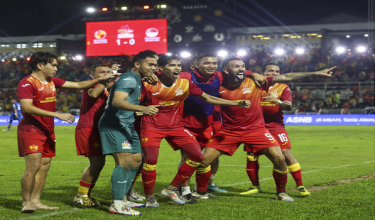Aksi para pemain pasukan Pilihan Selangor ketika menentang Pilihan Singapura/ Foto BERNAMA