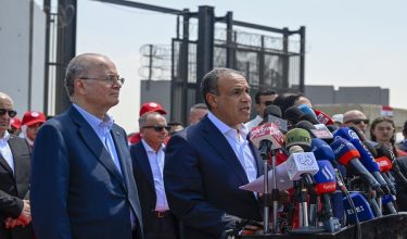 Perdana Menteri Palestin, Mohammad Mustafa (kiri) dan Menteri Luar Mesir, Badr Abdelatty (kanan) dalam sidang media di sempadan Rafah