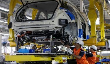 TANJONG MALIM, 31 Julai - Pekerja melakukan demonstrasi pemasangan sempena Majlis Pelepasan (Line-Off) Proton e.MAS 7 PHEV Pemasangan Tempatan di Proton Tanjong Malim di sini, hari ini. Kerjasama strategik antara Proton Holdings Bhd dan Geely Holding Group terus memperkukuh kedudukan pengeluar kereta nasional dalam industri automotif menerusi pemindahan teknologi, pembangunan harta intelek (IP), peningkatan kandungan tempatan serta pengukuhan ekosistem vendor tempatan. - fotoBERNAMA (2026) HAK CIPTA TERPELIHARA