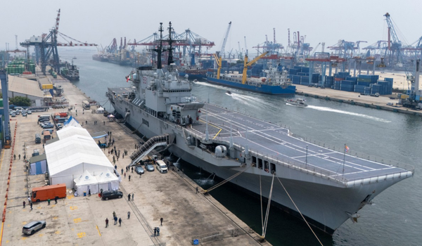Bekas kapal pengangkut pesawat Tentera Laut Itali, Giuseppe Garibaldi, berlabuh di Pelabuhan Tanjung Priok, Jakarta, pada 18 September sebaik tiba dari Itali/ AFP