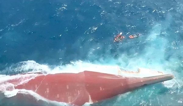 Kapal  Virgo Transport 8 yang terbalik dan tenggelam di Laut Jawa / Foto Reuters