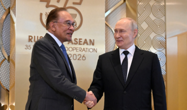 Presiden Rusia, Vladimir Putin menyambut Perdana Menteri, Datuk Seri Anwar Ibrahim pada upacara sambutan Sidang Kemuncak Rusia-ASEAN di Kazan, Rusia pada 17 Jun 2026. (Foto Alexander NEMENOV / AFP)